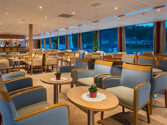 MS Rhein Symphonie: Panorama-Salon mit Bar
