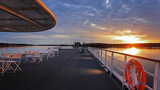 MS Elbe Princesse II: Sonnendeck am Abend