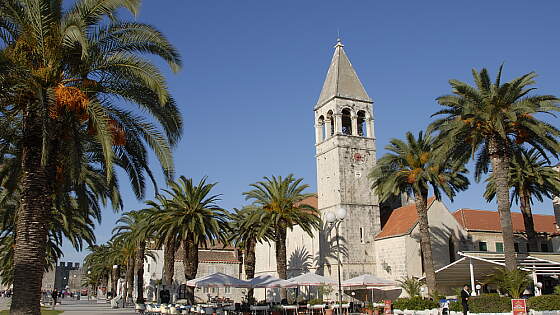 Trogir, Kroatien: Palmenpromenade und Benediktinerkloster