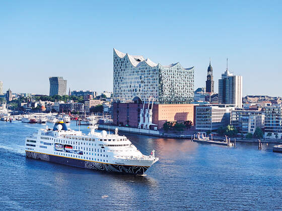 MS Hamburg vor der Elbphilharmonie in Hamburg