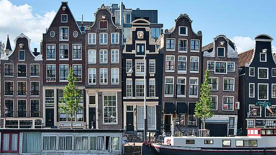 Giebelhäuser an der Gracht in Amsterdam