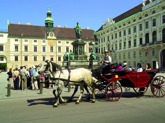 Fiaker vor der Hofburg in Wien, Österreich