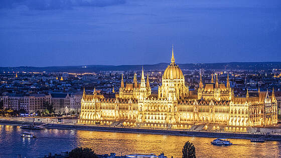 Donaukreuzfahrt: Budapest Parlament bei Nacht, Ungarn