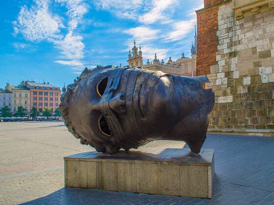 Bronzestatue auf dem Marktplatz in Krakau, Polen