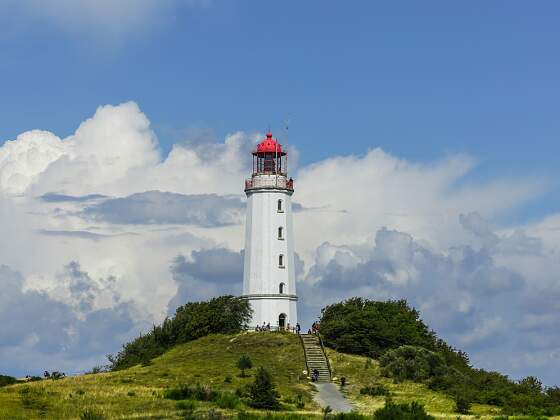 Flusskreuzfahrt: Leuchtturm auf der Insel Hiddensee