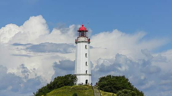 Flusskreuzfahrt: Leuchtturm auf der Insel Hiddensee