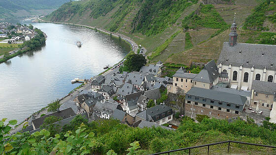 Moselkreuzfahrten: Blick auf Beilstein und die Mosel