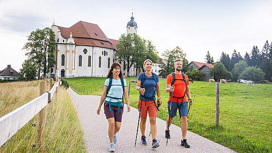 Wanderreisen Bayerischer Jakobsweg: Wieskirche Wanderer