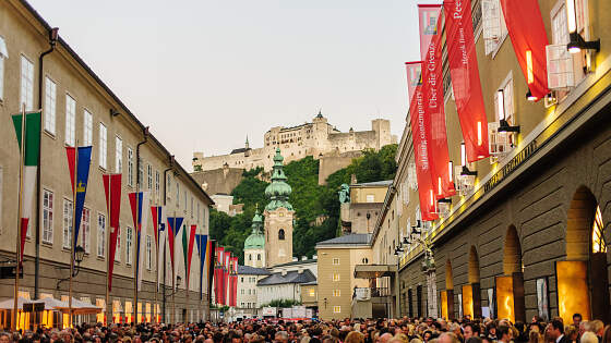 Salzburger Festspiele: Vor dem Festspielhaus