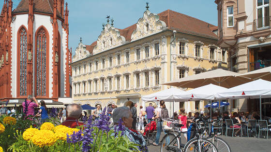 Würzburg: Marktplatz mit Falkenhaus und Marienkapelle