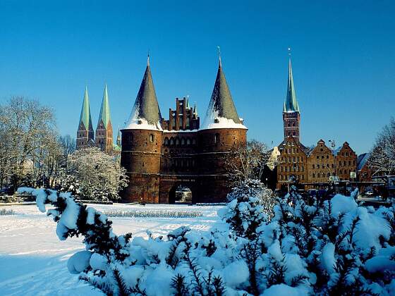 Lübeck: Holstentor im Schnee