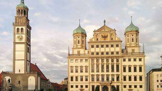 Augsburg: Rathausplatz mit Rathaus und Perlachturm