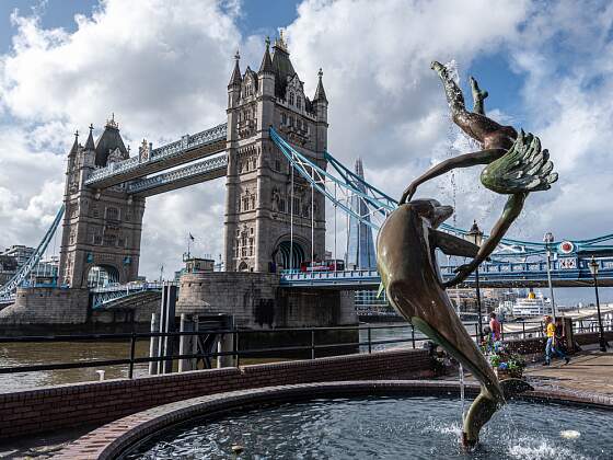 MS Hamburg vor der Tower Bridge in London
