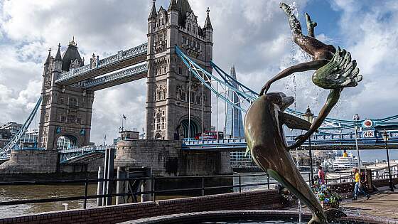 MS Hamburg vor der Tower Bridge in London