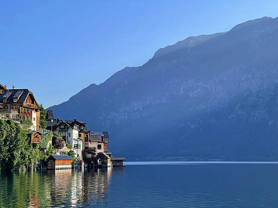 Salzkammergut Wanderreisen: Hallstatt mit Häuserfront