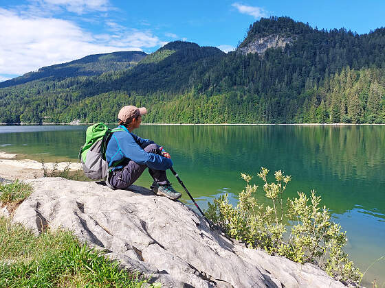 Salzkammergut Wanderreisen: Schwarzensee mit Wanderin