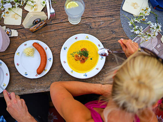 Wanderreisen Almwandern Salzkammergut: Essen auf der Almhütte