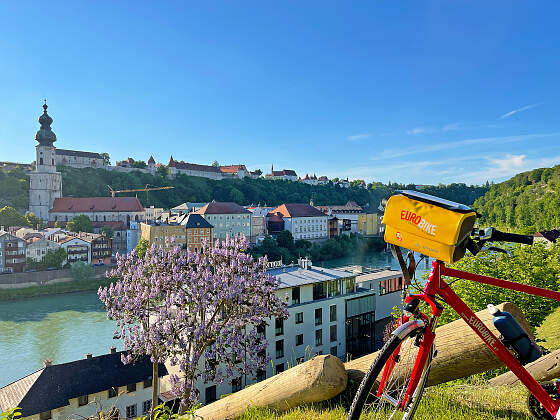 Radreisen zehn Seen: Blick auf Burghausen