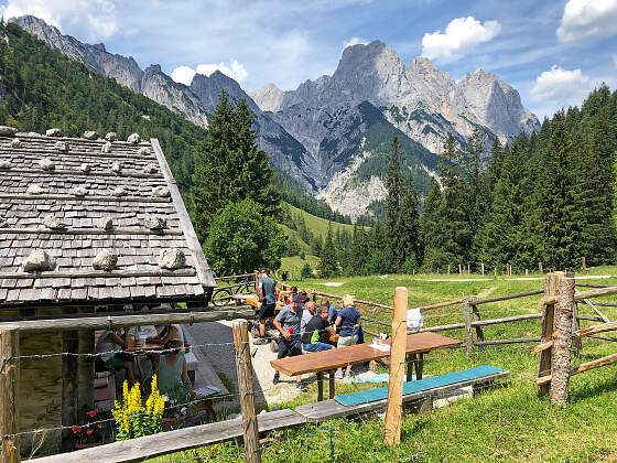 Wanderreise in Bayern: Rast auf der Almhütte