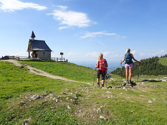 Wanderreise in Bayern: Almlandschaft mit Kapelle
