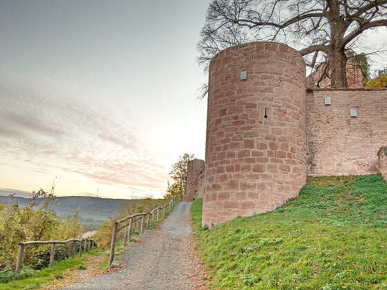 Wanderreise Spessart: alte Burgmauer