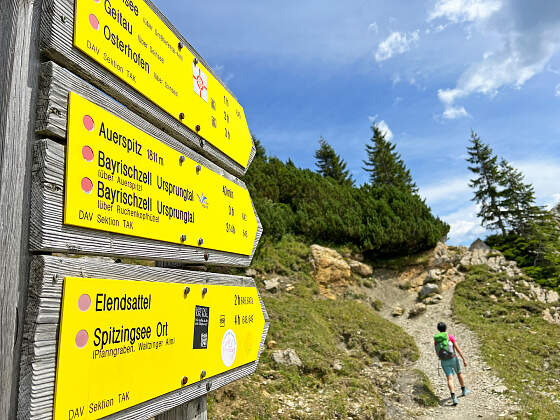 Wanderreise in Bayern: Wegweiser Almweg Bayerisch Zell