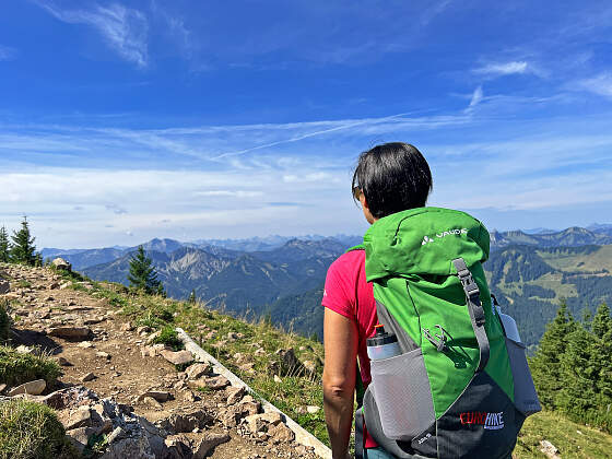 Wanderreise in Bayern: Wandersteig und Wanderin
