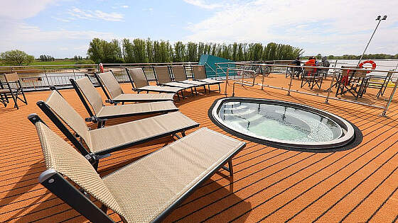 MS Amina: Pool auf dem Sonnendeck