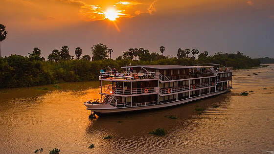 MS Lan Diep bei Sonnenuntergang