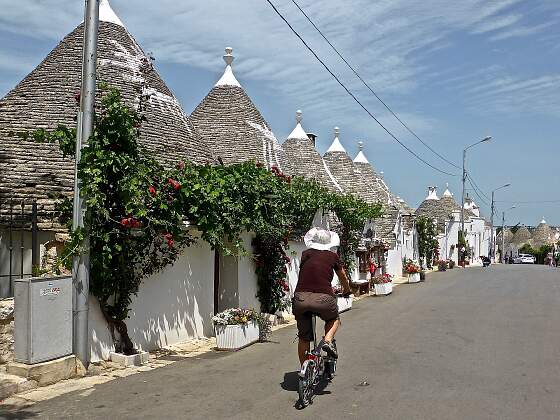 Straße in Alberobello, Apulien