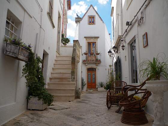 Gasse in Locorotondo, Apulien