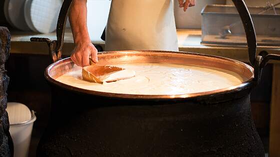 Käserei auf der Alp in Graubünden, Schweiz