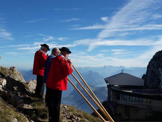 Alphorn Bläser auf dem Pilatus, Schweiz