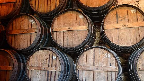 Portweinfässer in Porto, Portugal