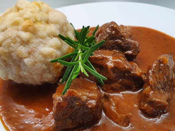 aus Österreich: Semmelknödel mit Gulasch