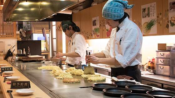 Okonomiyaki - am Tisch zubereitetes Gericht
