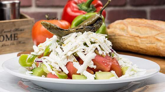 Schopska Salada - bulgarischer Salat mit Käse