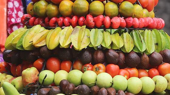 tropisches Obst aus der Karibik - wie Guaven und Carambola