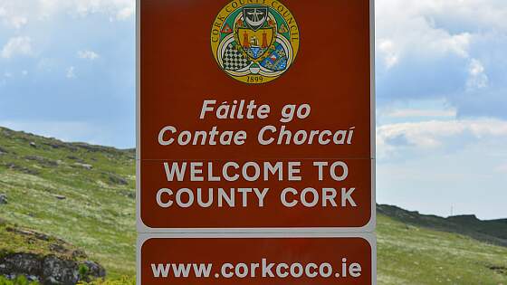 Schild in Irland - auch in Gälischer Sprache