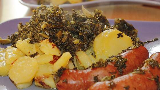 aus Bremen: Brauner Kohl mit Pinkel (Grünkohl)