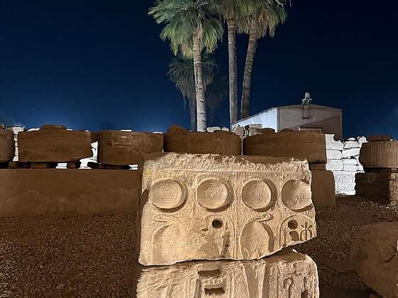 altägyptische Reliefblöcke in Luxor