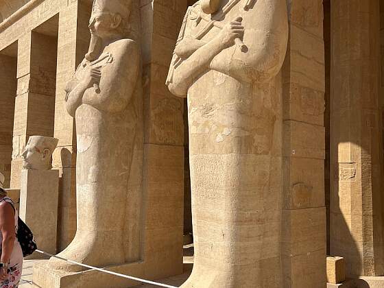 Tal der Könige: Statuen vor dem Hatschepsut Tempel