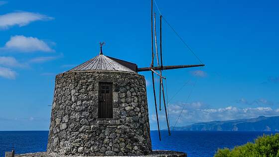 historische Windmühle auf der Azoren Insel Corvo