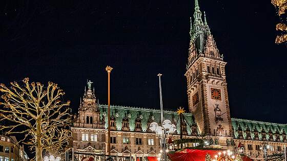 Hamburg: Historischer Weihnachtsmarkt auf dem Rathausmarkt