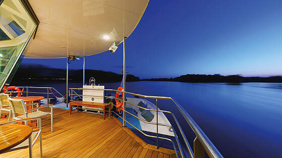 MS Lady Cristina: abends an Deck