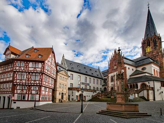 Blick auf die Stiftskirche in Aschaffenburg