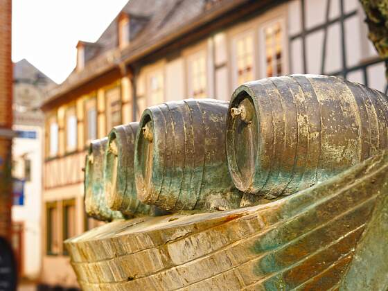 Weinfässer in Eltville am Rhein