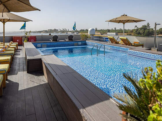 Nilschiff MS Crown Vision: Sonnendeck mit Pool