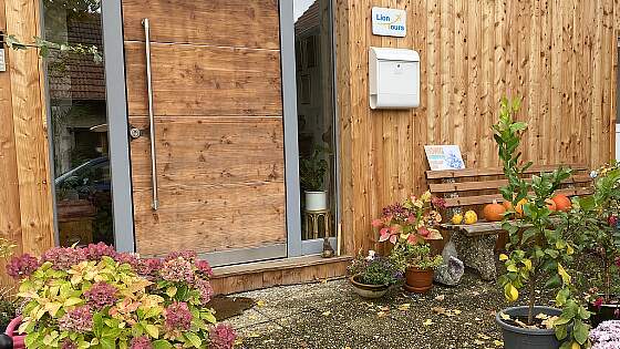 Lion Tours GmbH - unser Büroeingang in Kleinkahl