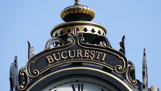 Bukarest: Historische Uhr im Herastrau Park